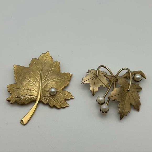 Set of Two Vintage Sarah Coventry Gold Tone Leaf Brooches with Faux Pearls - Picture 1 of 9